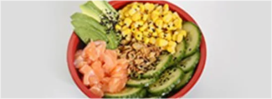 Sushirijst, mais, avocado, komkommer, sojabonen, sesammix, krokante uitjes, gefrituurde garnaal en Japanse mayonaise